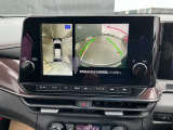 空から見ているような視点で周囲が確認できるアラウンドビューモニター、クルマの真上から見ているかのような映像によって、周辺の見えにくい障害物でも気付くことができます。