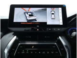 サイドクリアランスビュー表示中に、旋回時の運転操作に合わせて自動で車両を斜め後方から見たような映像を表示。