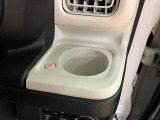 ホットドリンクをちょうどいい温度でキープしてくれる保温機能付きのホットカップホルダーは軽初の装備!運転席と助手席に装備♪