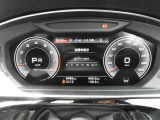 重厚感と安定感があり、同時にダイナミックさも備えるAudiの走り。機能やデザインが革新的なメーター。