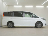 リアには左右スライドドアを採用。狭い駐車場でも開閉しやすく、強風の日でもドアが煽られにくくなっております。小さなお子さまやご年配の方も安心して乗り降りできます。