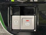 指先だけで簡単に操作が可能な電動パーキングブレーキを採用。「HOLD」スイッチを押すと、渋滞や信号待ちなどでブレーキペダルから足を離しても、ブレーキを保持するので安心です