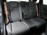 2列目ベンチシートです!フラットで乗り降りがしやすく、足元の広さも十分で座りやすいシートです。