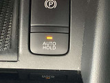 オートブレーキホールド機能は、運転者のブレーキ操作によって停車した際に、自動的にブレーキ力を保持する機能です。