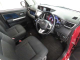 シンプルで使いやすいデザインの運転席です。