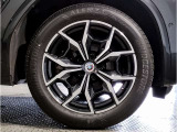 【BMWアロイホイル】軽量かつ強度に拘ったアロイホイル。走行性能ポテンシャルを引き出す設計。車の足元を引き締めてくれる大きなポイントはアロイホイルです。