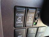 運転席にいながらボタン操作だけで後席ドアの開閉ができるため、同乗者の乗り降りもスムーズに行えます。狭い駐車場での乗り降りや、乗員をエスコートする際にも重宝する、快適装備です。