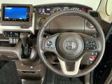 【ハンドル】運転にかかわる様々な操作を安全に行えるように視点移動が少なく操作性に配慮されたスイッチ類が凝縮されたコックピットです。