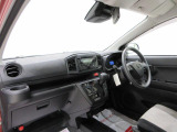 ダイハツのお店では、ダイハツ車を知り尽くしたプロフェッショナルが、専用の診断機器を使って各システムを点検しております。
