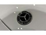 ウィンカー内蔵ドアミラーを開発したのは『メルセデス・ベンツ』です。他車からの視認性が高まり、事故の可能性を低減させています。更に、点灯部分はドライバーの視界に入らないように設計されています。