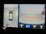パノラミックビューモニター付きです。車両を上から見たような映像をディスプレイオーディオ画面に表示。運転席からの目視だけでは見にくい、車両周辺の状況をリアルタイムでしっかり確認できます。