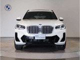 【BMWの伝統】BMWの特徴的な&ldquo;キドニーグリル&rdquo;は、80年以上続く伝統の形でございます。変わらないこだわりのデザインが、プレミアムブランド&ldquo;BMW&rdquo;を創り出します。