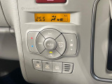 【オートエアコン】一度お好みの温度に設定すれば、車内の温度を検知し風量や温度を自動で調整。暑い&hellip;寒い&hellip;と何度もスイッチ操作をする必要はありません。快適な車内空間には必須の機能ですね♪