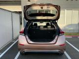 バックドアは大きく開きます。定員乗車時でも十分広いラゲッジスペースを確保しています。
