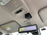 車両後方のカメラ映像を映し出し、車内の状況や、天候などに影響されずいつでもクリアな後方視界が得られるインテリジェントル-ムミラ-が装備されております。
