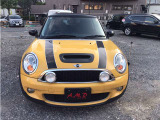 MINIクーパーSの正面からの外観です。個性的なデザインと車両状態をご確認ください。写真13/51。