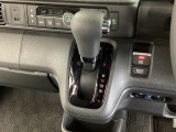 シフトはインパネシフト、パーキングブレーキは電子制御なので運転席と助手席の間はすっきりしています。