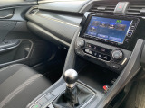助手席周辺はこのようになっております。運転手だけでなく助手席に一緒に乗られる方も広々と快適にお乗り頂けるような設計です!各種装備を次の写真からご案内いたしますのでご覧ください。