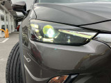 【アダプティブLEDヘッドライト】夜間走行時に先行車や対向車の状況をクルマが判断。ヘッドランプの照射範囲や明るさを自動的に変化させます。