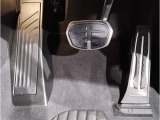 【ペダル】BMWはオルガン式アクセルペダルを採用しています。踏み込む足とペダルが同じ軌跡を描くため、かかとがずれにくく、アクセルコントロールがよりしやすくなるメリットがあります。
