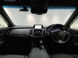運転のしやすさと心地良さを感じる、シンプルで上質なデザインの室内空間です。