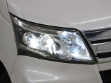 消費電力の少ないLEDヘッドランプを採用。豊かな光質と、自然光に近い光質で、夜間のドライブの安全をサポートします。