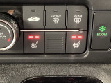運転席と助手席にはシートヒーターが付いています☆寒い時期に腰周りを温めてくれるので体全体が温まりやすいのは勿論、暖房と違い顔に風が当たらないので、乾燥肌やドライアイの方でも大丈夫☆