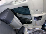 解放感を感じることができるムーンルーフ。屋外の気持ち良い風や日差しとり込み車内空間を明るくします。