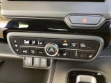 CVT車のセレクトレバーです。低速から高速まで、変速ショックのないスムーズな走りを実現するとともに、エンジン効率のよい領域を維持することで燃費にも貢献します。