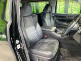 【合皮レザーシート】汚れのふき取りが容易でメンテナンスもが簡単な、機能性に優れる合成皮革を採用した上質なシートです。座り心地もよく、高級感あふれる心地良い車内空間を演出してくれます。