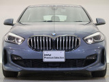 【キドニーグリル】BMWの代名詞。一目見ただけでBMWであると認識できる確固たるアイコンとして存在感を放ちます。