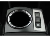 【EVモード】 電気モーターのみを使って走行するモードです。深夜の住宅街、屋内駐車場でエンジン騒音や排気ガスを気にすることなく走行できます。