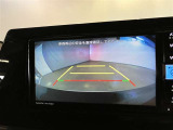 バックカメラが付いているので後方確認が非常にしやすいです。今や運転初心者も熟練者も必須装備!ついていて損はないですね♪