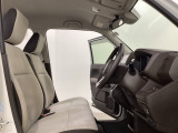 座面も厚みがあり背もたれも高く、広い足元にゆったり座れるシートです。運転席と助手席の間が空いている為、助手席側への移動がスムーズです。交通量の多い道でも助手席側から乗り降りができます。