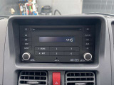 純正オーディオでCD・AM/ワイドFM対応ラジオ付き。それぞれ6チャンネルまで登録可能。全27枚画像を掲載してますが他に見たい部分がありましたら写真をメール送信する事も可能です。お気軽に相談下さい。
