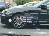 人気のヘッドアップディスプレイ!現在の車速、ナビゲーション・システムによるルート案内の矢印表示、チェック・コントロール、前車接近警告など、さまざまな情報をドライバーの視界内に直接表示いたします!