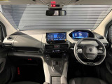 スッキリとまとめられた運転席周りで、運転を楽しくさせる内装です