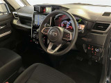 運転席周りのレイアウトをご覧ください。ナビゲーションが綺麗に装着されすっきり収まってますね!