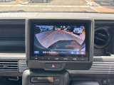 【バックカメラ】後退時に車両後方の映像をモニターに映す機能。目視できない死角を確認でき、衝突事故を防ぎます。駐車が苦手な方だけでなく全てのドライバーに必須の安全装備です。