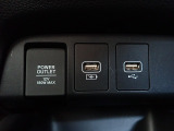 アクセサリーソケット(12V対応)と、USBをさすことができ!充電等に役立つ装備です!!