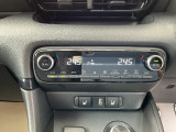左右独立温度コントロール機能付きオートエアコン。運転席・助手席シートヒーター付です。