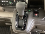 シフトはインパネシフト、パーキングブレーキは電子制御なので運転席と助手席の間はすっきりしています。