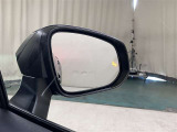 ブラインドスポットモニターはドアミラーの死角領域に入った車両の存在に加え、急接近してくれる車両も検知します。車両を検知するとドラミラーに搭載されたLEDインジケーターが点灯します。