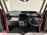 360&deg;UV&IRカット機能ガラス採用。見易い計器類と運転し易いレイアウトのドライビングポジションは、極細Aピラーの採用で視角も少なく前方&左右の見切りが良く安心して運転できます。