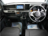 運転にかかわる様々な操作を安全に行えるように視点移動が少なく、操作性に配慮されたスイッチ類が凝縮されたコクピットです。