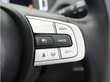 ◆アダプティブクルーズコントロール◆予め設定した車速内でクルマが自動的に加減速。前走車との適切な車間距離を維持しながら追従走行します。【LKAS】車線維持支援システムでステアリング操作を支援。