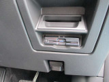 運転席のスイッチパネル下部へスマートにビルトインされた純正ETC2.0車載器。内装の美しさを損なわず、渋滞回避情報などで遠出も快適に楽しめる、ロングドライブに必須の安心装備です。