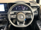 インテリアに合わせたデザインのステアリングは、運転される方のことも考え、運転しやすい形状、大きさです。是非一度、実際に触ってお確かめください。