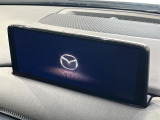 【10.25インチマツダコネクト】車内の雰囲気にマッチした大型ディスプレイ。スマホ接続でのナビ使用やBluetooth再生等、様々な機能が楽しめます。直感的なダイヤル操作が可能で、使い勝手も良好です。
