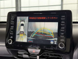 【バックガイドモニター】車両後方の映像をナビ画面に表示し、駐車などの後退操作をサポートします。